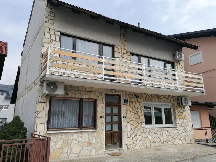 Cozy 1-Bdrm Apt In Dubec, Ideal For Work Or Study Сесвете Екстериор снимка