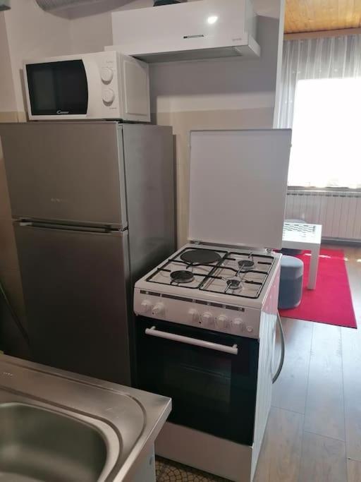 Cozy 1-Bdrm Apt In Dubec, Ideal For Work Or Study Сесвете Екстериор снимка