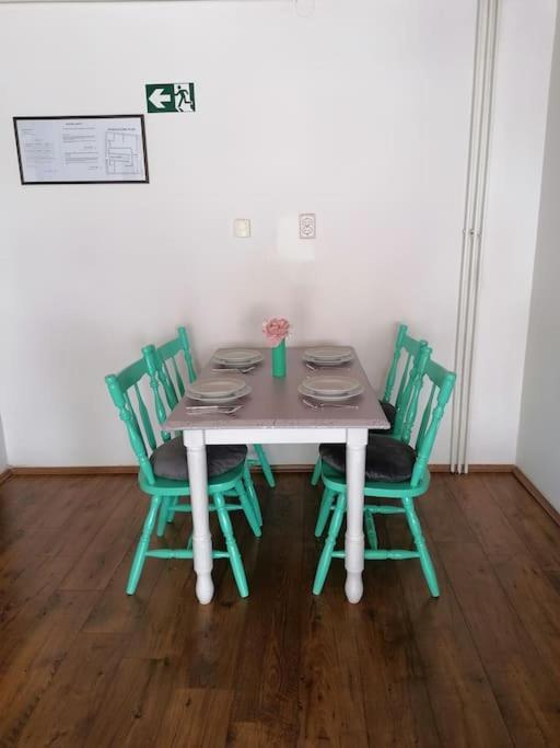 Cozy 1-Bdrm Apt In Dubec, Ideal For Work Or Study Сесвете Екстериор снимка