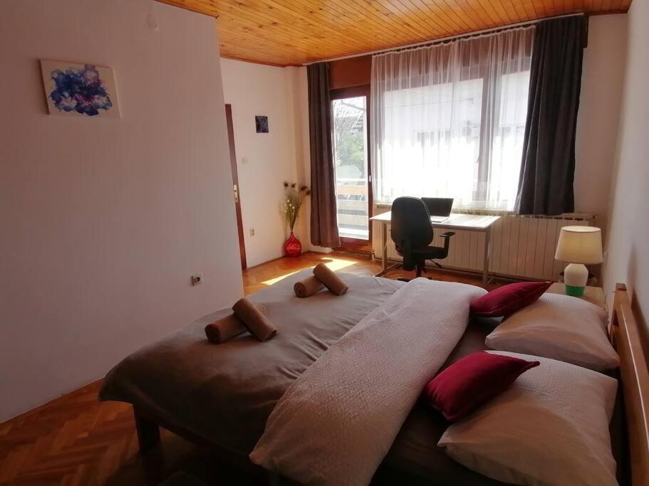 Cozy 1-Bdrm Apt In Dubec, Ideal For Work Or Study Сесвете Екстериор снимка