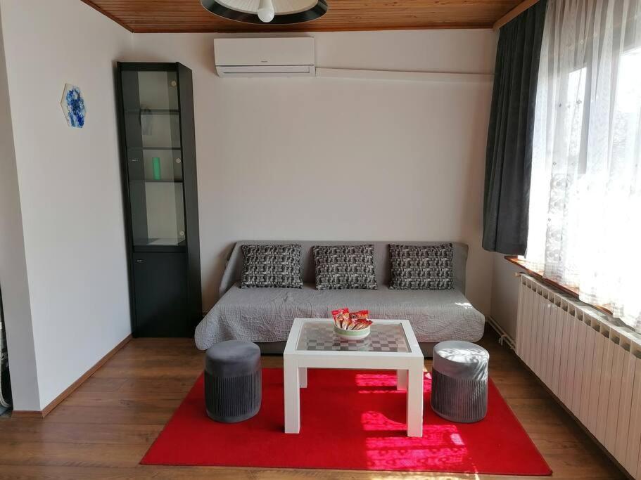 Cozy 1-Bdrm Apt In Dubec, Ideal For Work Or Study Сесвете Екстериор снимка