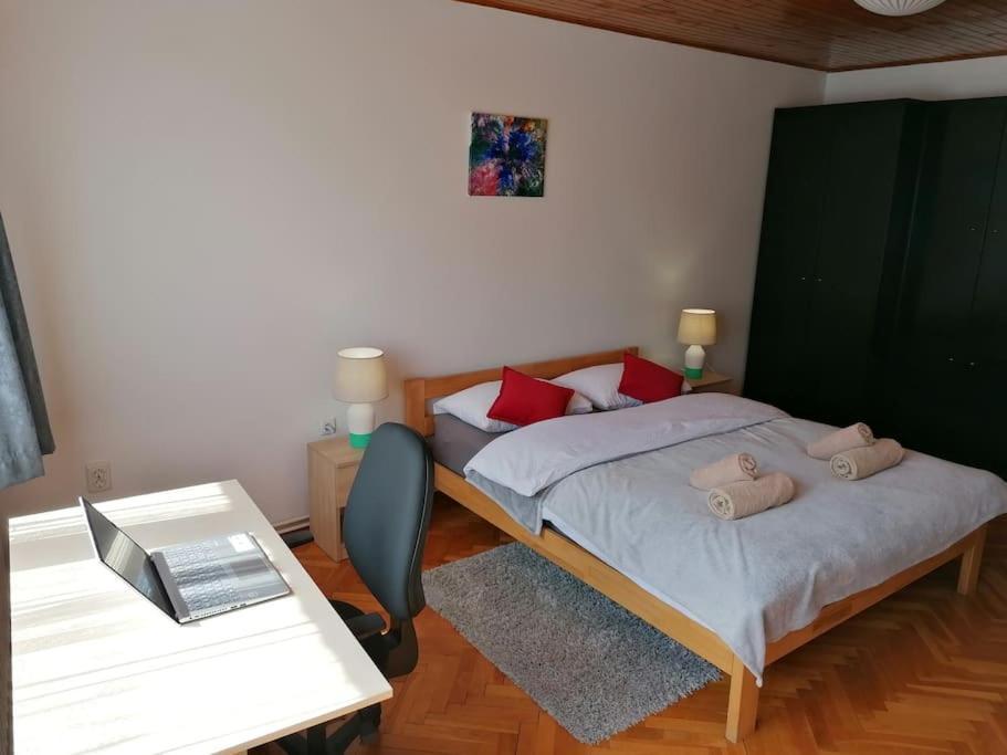 Cozy 1-Bdrm Apt In Dubec, Ideal For Work Or Study Сесвете Екстериор снимка