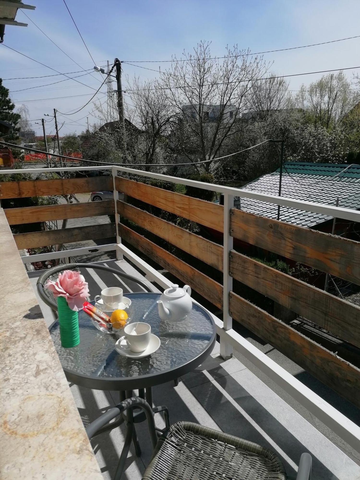 Cozy 1-Bdrm Apt In Dubec, Ideal For Work Or Study Сесвете Екстериор снимка